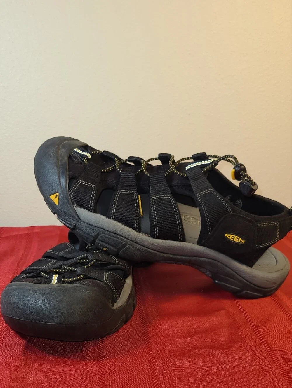 Keen Newport H2 Men’s Black and Yellow Closed-Toe Hiking Sandals Size 10.5